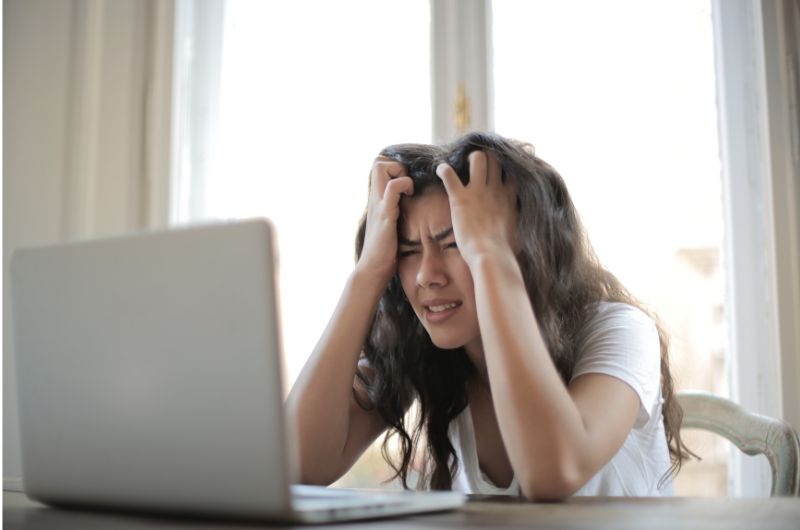 Lady-looking-frustrated-in-front-of-laptop
